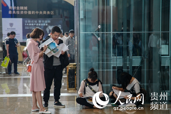 求职现场人气火爆,求职者或坐、或站着查询自己心仪的岗位。李宇 摄