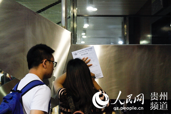 求职者正在填写简历。李宇 摄