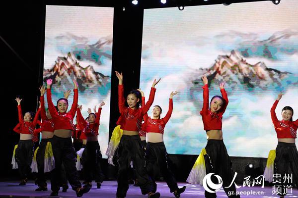桐梓县第四届职工文化艺术节开幕式暨“庆五一·迎五四”活动举行。蒋隆荣 摄