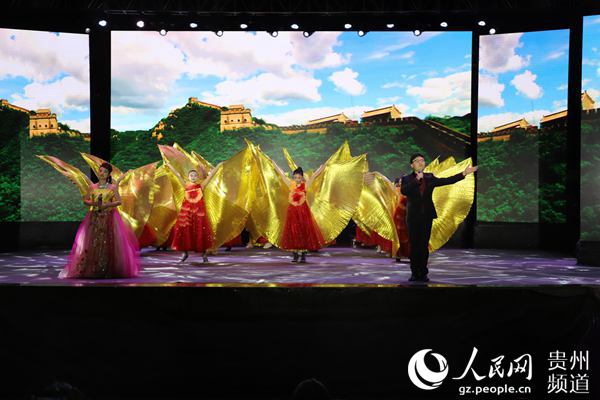 桐梓县第四届职工文化艺术节开幕式暨“庆五一·迎五四”活动举行。蒋隆荣 摄