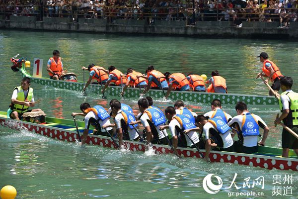 镇远“赛龙舟”文化节活动往届精彩。镇远县文广局供图