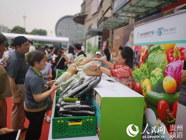 “黔菜入沪”产销对接会上，市民争相购买贵州绿色农产品。