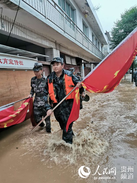 6月22日，务川自治县丰乐镇民兵应急分队在抢险。