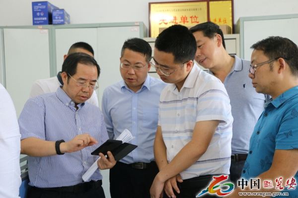調研組現場示范電子政府網使用