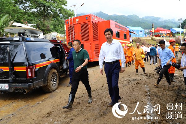 大连市副市长靳国卫在救援现场。毛钟印 摄