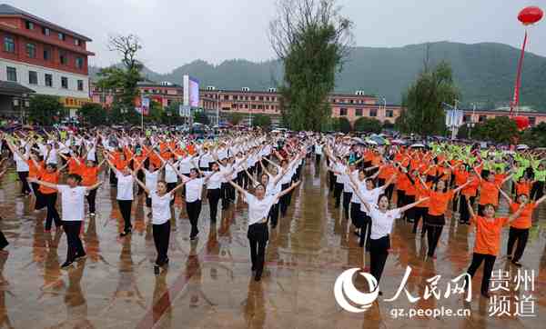 重庆游客舞起来。<br />娄伦权 摄