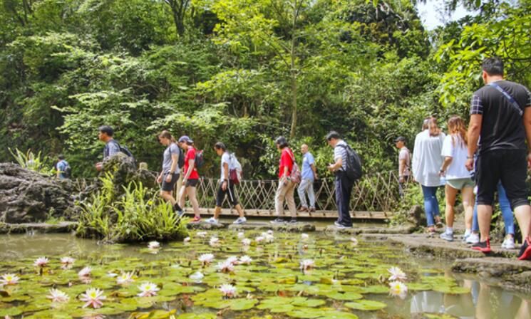 全面提升旅游服务质量国庆长假黄果树景区让游客玩的舒心