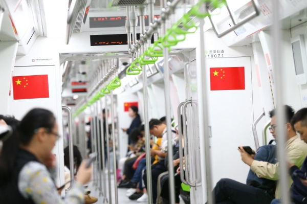 圖為市民在國慶長假期間乘坐軌道交通1號線。張海濤 攝
