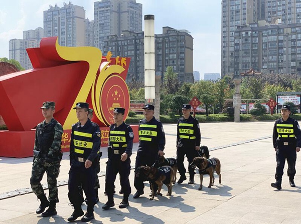 瓮安縣公安局警犬大隊開展“踐行新使命·忠誠保大慶”主題實踐活動 陳俊裊 攝
