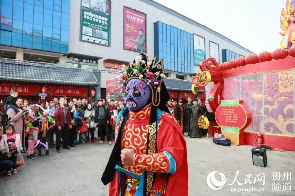 2019年燈會廟市上，藝人表演變臉絕活。資料圖