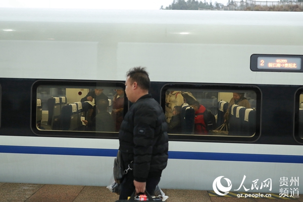 1月10日，旅客在貴州銅仁南站乘車。胡攀學 攝