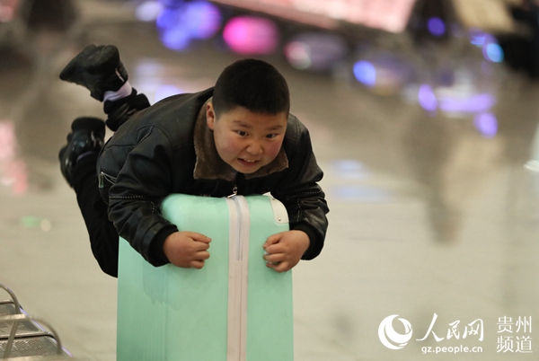 1月10日，小朋友在貴州銅仁南站候車室玩耍。胡攀學 攝