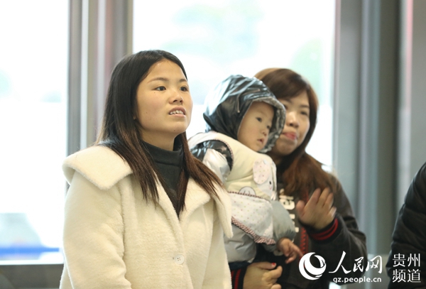 1月10日，旅客在貴州銅仁南站候車室門外與親人告別。 胡攀學 攝