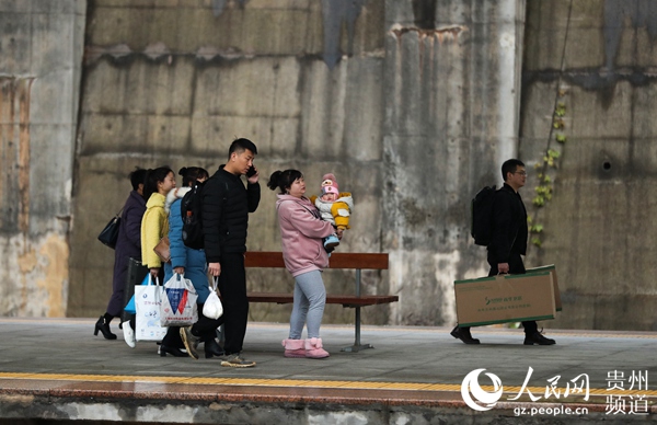 1月10日，旅客在貴州銅仁南站站台上行走。胡攀學 攝