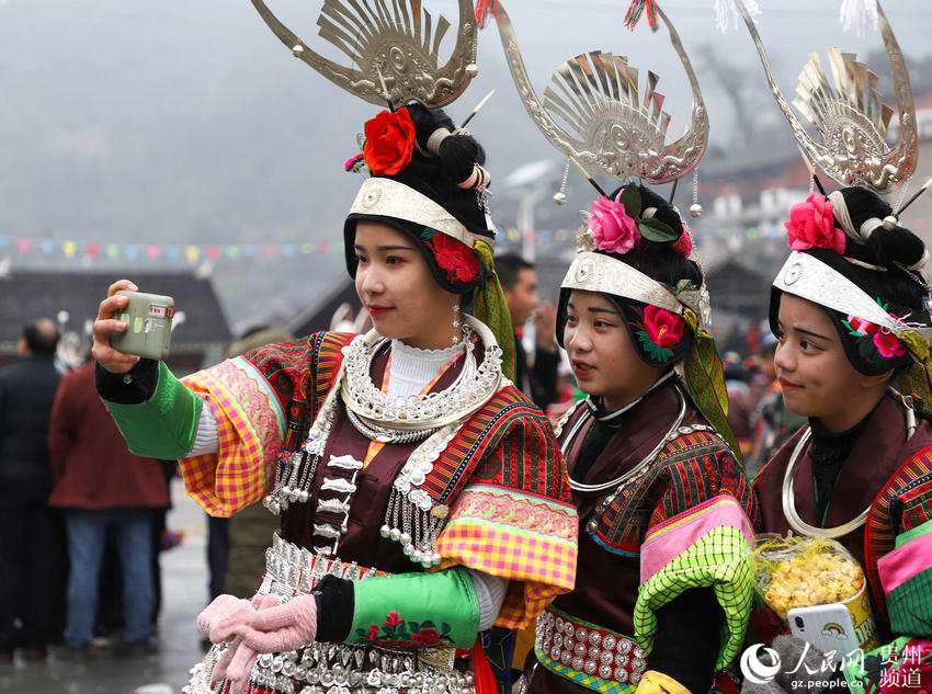 1月13日，在貴州省丹寨縣興仁鎮翻仰村，身穿盛裝的小朋友在自拍合影。