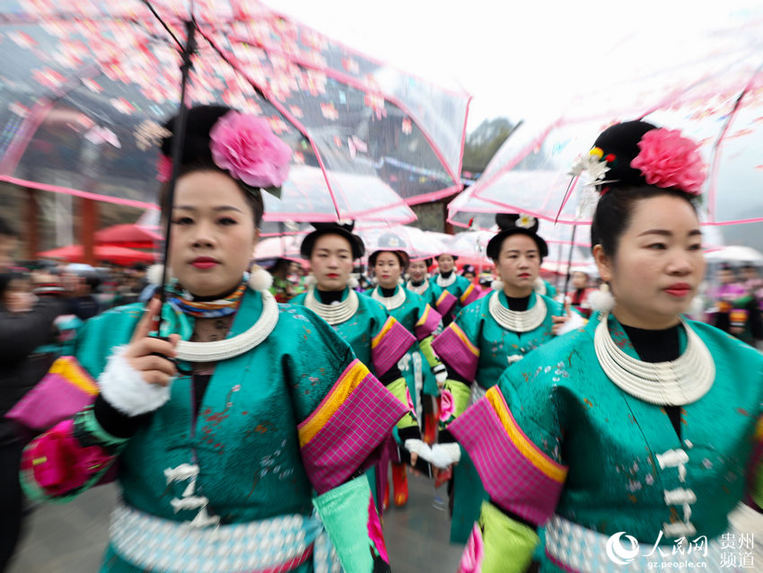 1月13日，在貴州省丹寨縣興仁鎮翻仰村蘆笙堂，身穿盛裝的苗族同胞在歡跳蘆笙舞。 