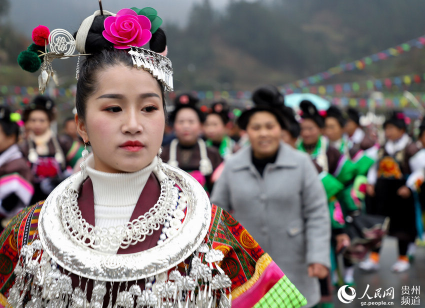 1月13日，在貴州省丹寨縣興仁鎮翻仰村蘆笙堂，身穿盛裝的苗族同胞在歡跳蘆笙舞。 