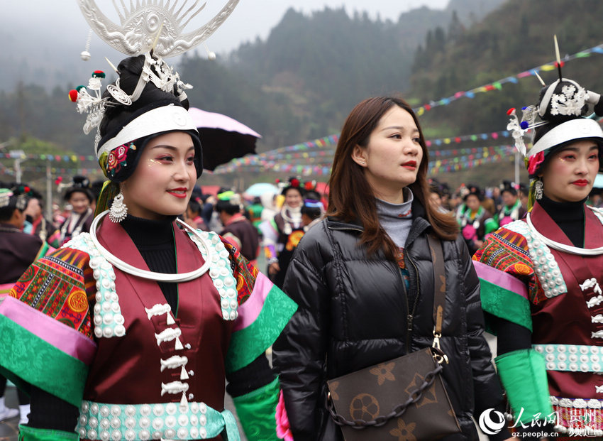 1月13日，在貴州省丹寨縣興仁鎮翻仰村蘆笙堂，游客和苗族群眾在跳蘆笙舞。