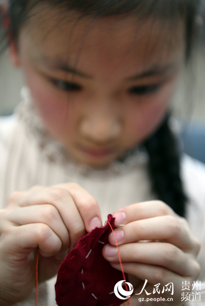 1月14日，貴州省貴陽市南明區小車河社區的一名小朋友們正在制作鼠年屬相布偶。