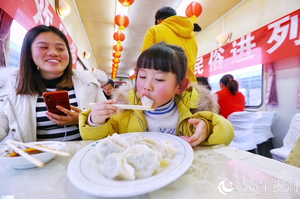 旅客品嘗自己做的年味餃子