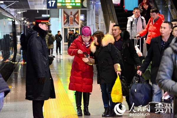 凌晨2時的杭州站站台上，列車長牛鮮鮮正在引導旅客上車