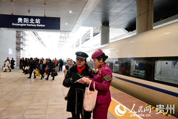 1月17日上午9時9時40分,杭州東開往貴陽的G4921次到達貴陽北站，牛鮮鮮與值班員辦理交接