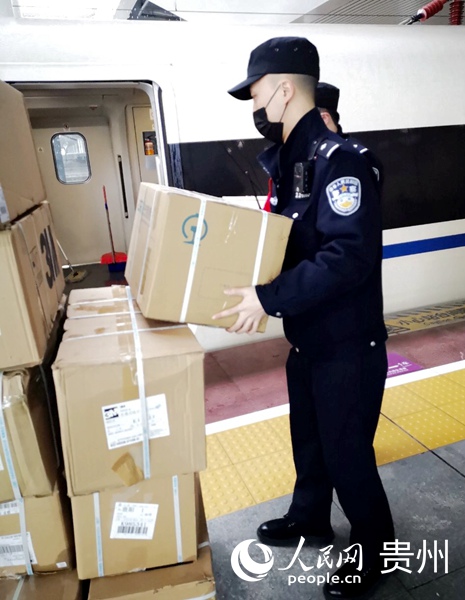 1月25日，貴陽北所民警協助運送緊急醫療物品。盧健 攝