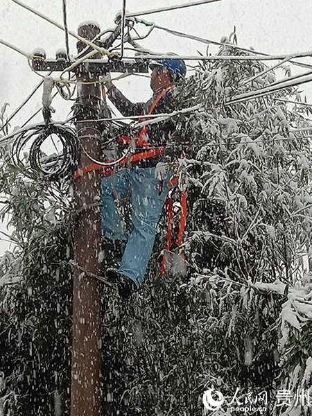 為保障群眾穩定用電，供電人員冒雪搶修線路。