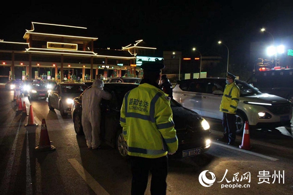 凱裡處高速路政員與地方部門正在進行檢測。