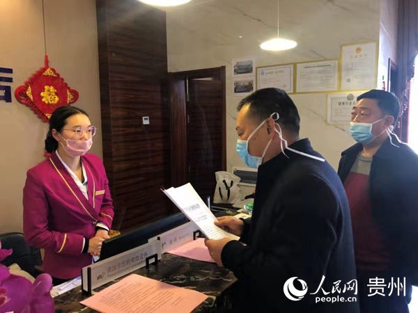 圖為社區工作人員到轄區經營場所檢查防控工作場景。安順經開區融媒體中心供圖