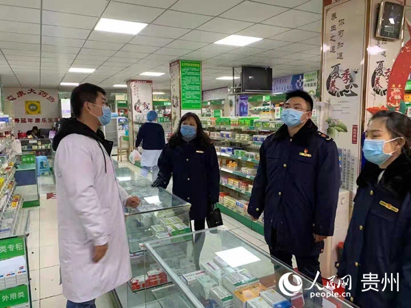 區直有關部門工作人員對市場藥品進行物價檢查。安順經開區融媒體中心供圖