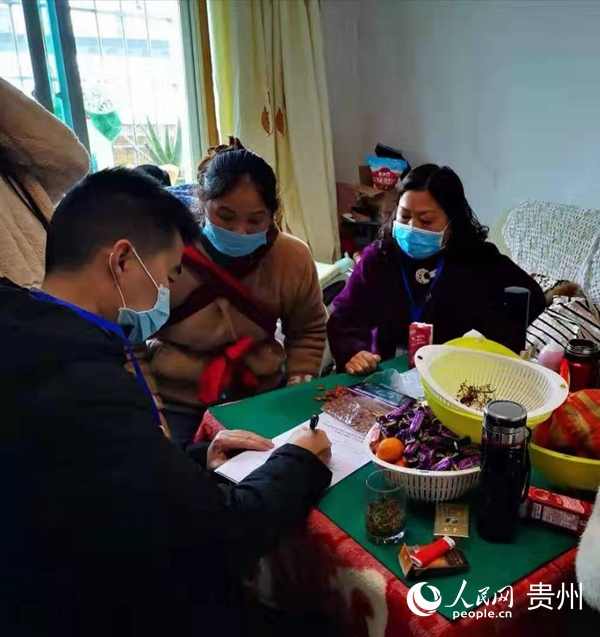 圖為社區工作人員入戶宣傳摸底場景。安順經開區融媒體中心供圖