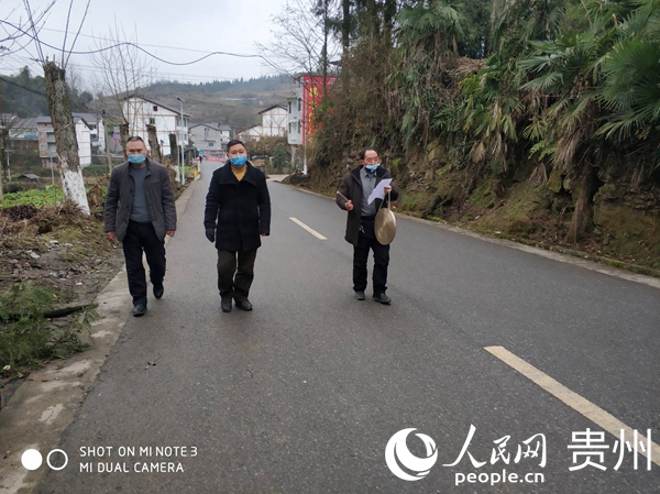 复兴村敲锣打鼓进村入户开展疫情宣传防控（复兴村供图）