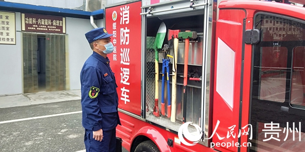 消防員檢查醫院設備。遵義市消防救援支隊供圖 