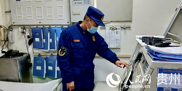 消防員檢查醫院設備。遵義市消防救援支隊供圖 