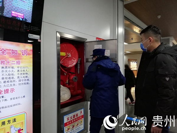消防員檢查醫院設備。遵義市消防救援支隊供圖 
