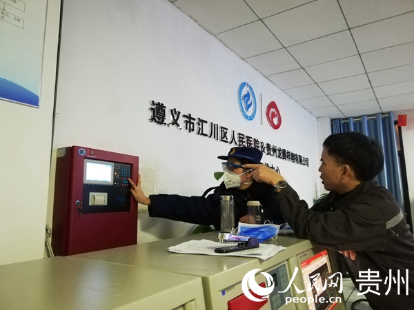 消防員檢查醫院設備。遵義市消防救援支隊供圖 