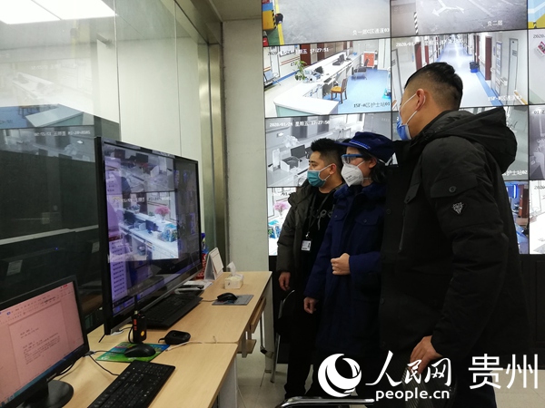 消防員檢查醫院設備。遵義市消防救援支隊供圖 