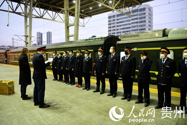 列隊點名交代新型冠狀病毒防控知識。黎玉鬆 攝