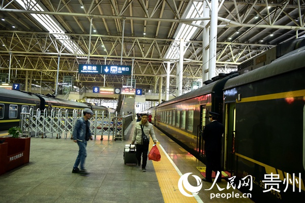 站台上匆匆出行的旅客。黎玉鬆 攝