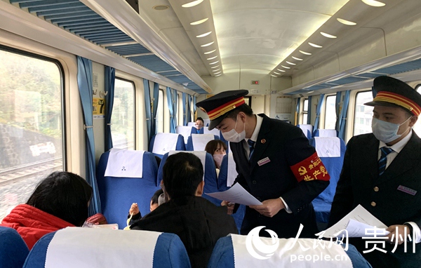 為旅客宣傳病毒疫情防護知識。佘朝龍 攝