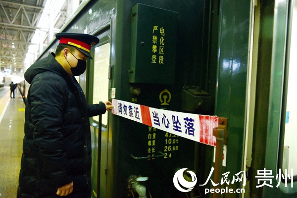 安裝警示帶。黎玉鬆 攝