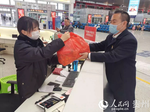���������ǰ���Ҿ��ڳ�վ���ţ����������е�Ա���εĹ��¡���ӿ�� ��