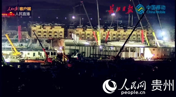人民日報客戶端運用中國移動5G網絡直播醫院建設現場。
