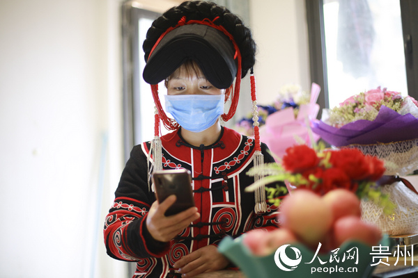 1月31日，畢節市黔西縣易地搬遷新區錦繡街道群眾利用手機學習干部微信轉發的防疫安全措施。 周訓超 攝