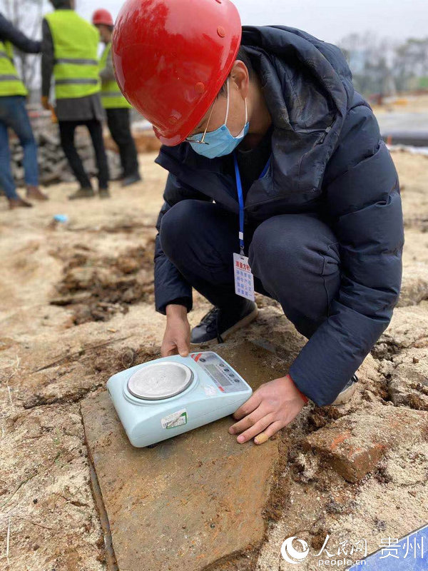 技術人員進行回填土密實度試驗。王華世 攝