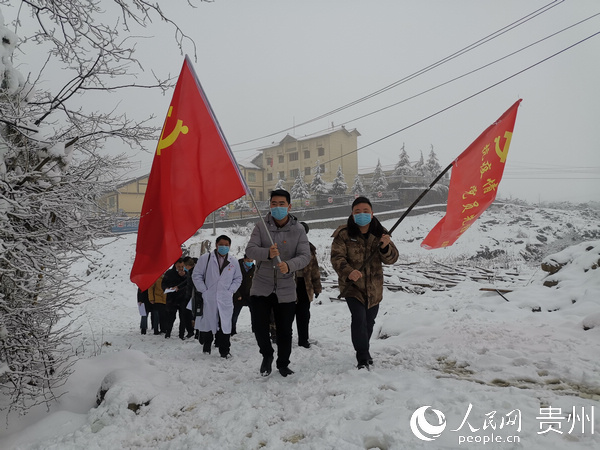一支隊伍兩面旗幟，栗園黨員突擊隊和先鋒隊的隊員前往村裡家裡摸排， 雷文慧攝