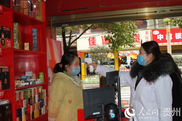 2月1日，黨員干部深入店面排查 雷文慧攝