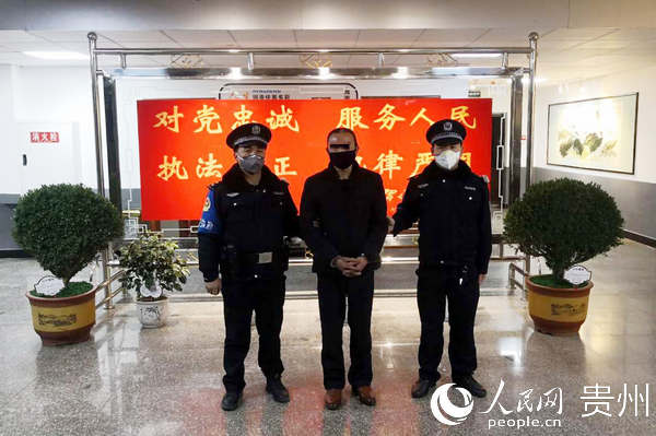 強行闖過卡口的李某被抓獲。金沙縣公安局供圖