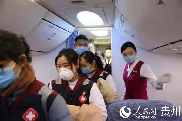 文明引導客人落座